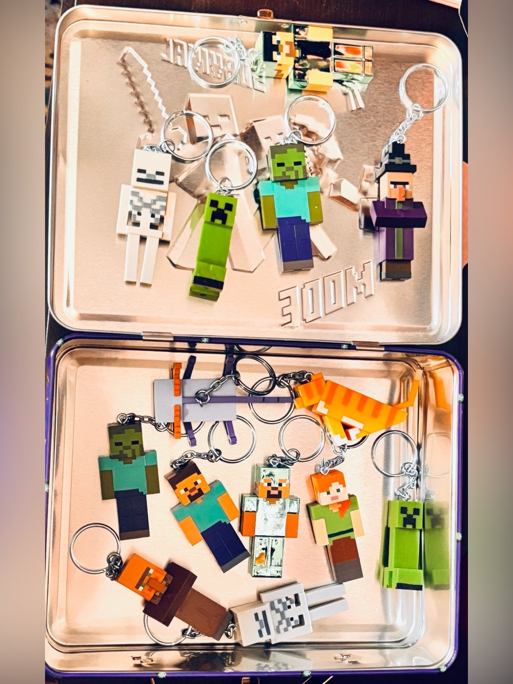 Minecraft Tin Box Lunch Box with 14 Character Keychains